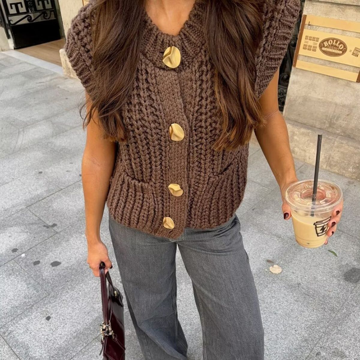 Kyra | Ärmellose Strickweste mit Goldenen Knöpfen