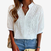 Cambria – Bestickte Bluse mit Schlitzkragen